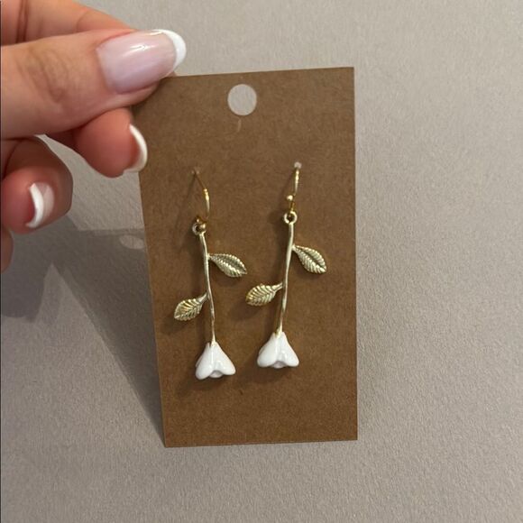 White Floral Drop Earrings M442 - Picture 2 of 2